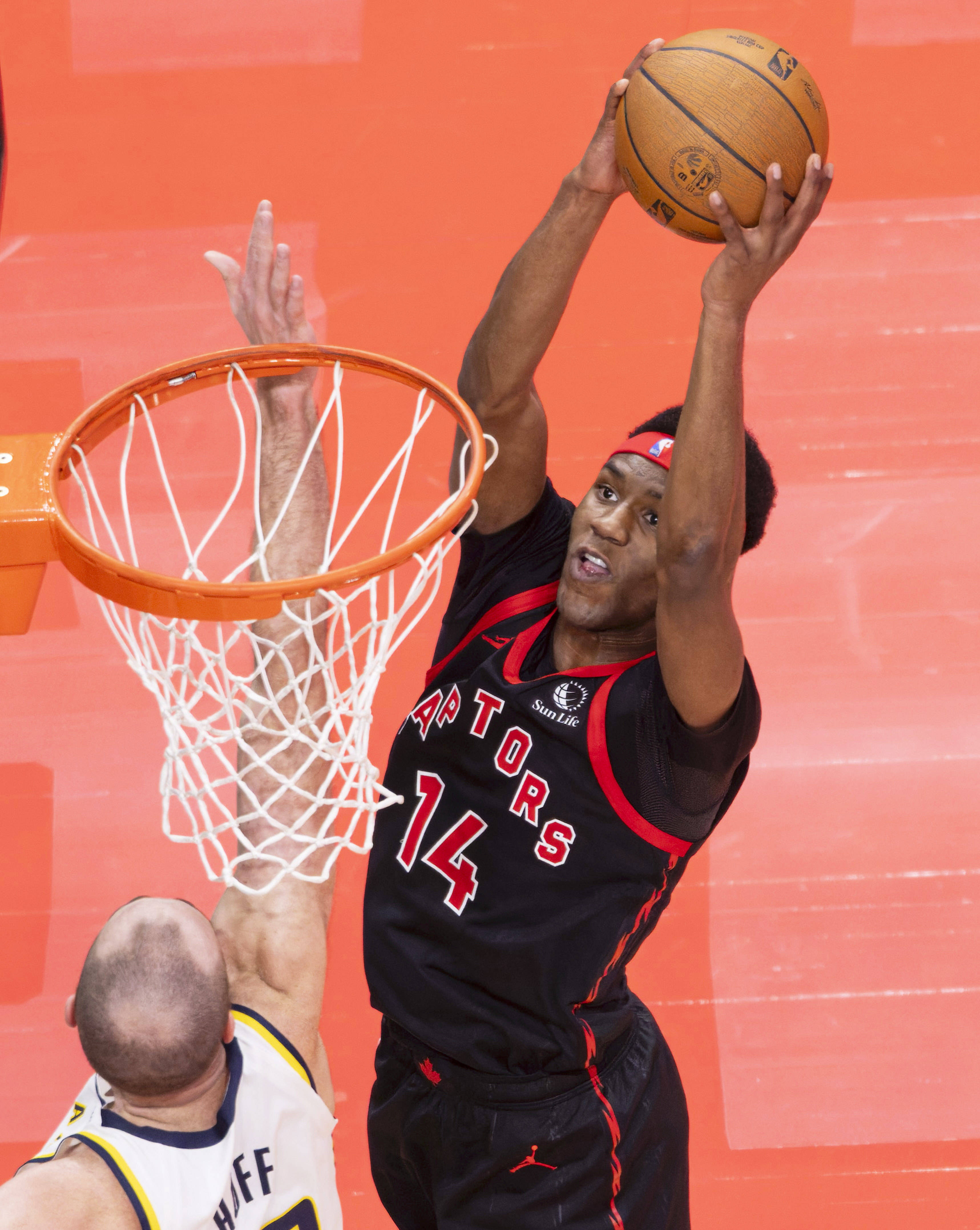 步行者完胜深圳队，拉文带队取胜